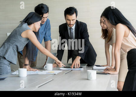 Gruppe von multi-ethnischen Geschäftspartner Ideen im Tagungsraum im Büro zu diskutieren. Menschen treffen Unternehmenskommunikation Teamarbeit Geschäftskonzept. Stockfoto