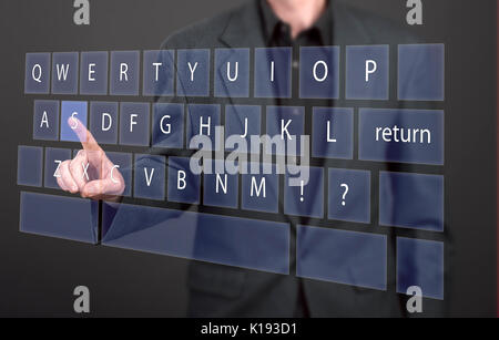 Mann im schwarzen Hemd und Anzug seinen Finger auf virtuelle QWERTZ-Tastatur Stockfoto