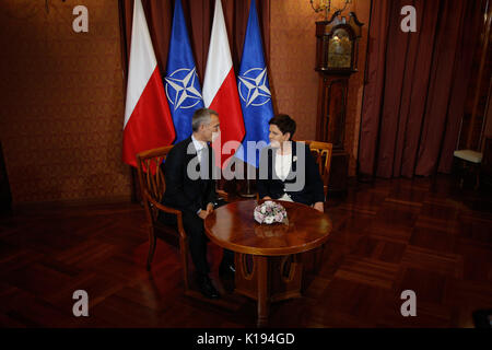 Warschau, Polen. 25 Aug, 2017. NATO-Generalsekretär Jens Stoltenberg (L) trifft sich mit polnischen Ministerpräsidenten Beata Szydlo in Warschau, Polen, am 12.08.25., 2017. Quelle: Xinhua/Alamy leben Nachrichten Stockfoto