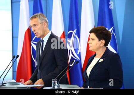 Warschau, Polen. 25 Aug, 2017. Premierminister Beata Szydlo erhält NATO-Generalsekretär Jens Stoltenberg in der Kanzlei des Premierministers in Warschau. Stoltenberg zu Besuch in Polen in den letzten russischen und weißrussischen militärischen betreibungen am östlichen NATO-Grenzen. Credit: Jake Ratz/Alamy leben Nachrichten Stockfoto