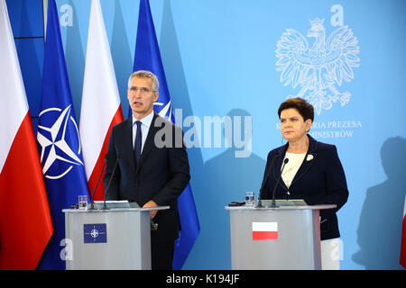 Warschau, Polen. 25 Aug, 2017. Premierminister Beata Szydlo erhält NATO-Generalsekretär Jens Stoltenberg in der Kanzlei des Premierministers in Warschau. Stoltenberg zu Besuch in Polen in den letzten russischen und weißrussischen militärischen betreibungen am östlichen NATO-Grenzen. Credit: Jake Ratz/Alamy leben Nachrichten Stockfoto