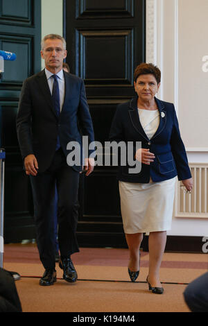 Warschau, Polen. 25 Aug, 2017. NATO-Generalsekretär Jens Stoltenberg (L) und der polnische Premierminister Beata Szydlo eine gemeinsame Pressekonferenz in Warschau, Polen, am 12.08.25, 2017 teilnehmen. Quelle: Xinhua/Alamy leben Nachrichten Stockfoto