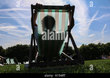 London, Großbritannien. 25 Aug, 2017. UK Wetter. Ein Mann in einem Liegestuhl in der Sonne ab, als er das warme Wetter im Green Park auf einem herrlichen sonnigen Tag in London Kredit genießt: Amer ghazzal/Alamy leben Nachrichten Stockfoto