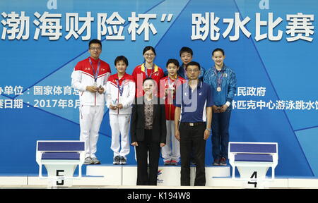 Tianjin, China. 25 Aug, 2017. Goldmedaillenträger Zhang Jiaqi (3. R, Zurück) von Peking, silbermedaillengewinner Zhang Minjie (2.L, Zurück) von Shanghai und bronzemedallist Ren Qian (R, Zurück) von Sichuan darstellen, während der Verleihung der Frauen 10-m-final von Tauchen auf der 13. Chinesischen Nationalen Spiele in North China Tianjin Gemeinde, Aug 25., 2017. Quelle: Xinhua/Alamy leben Nachrichten Stockfoto