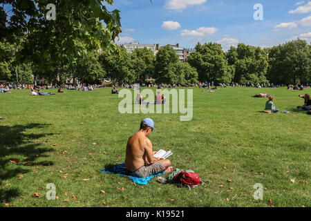 London, Großbritannien. 25 Aug, 2017. Touristen und Einheimische, die das Londoner entspannen im warmen Wetter im Green Park wie der Sonnenschein an einem herrlich sonnigen Tag in London Kreditkarte Versandkosten: Amer ghazzal/Alamy leben Nachrichten Stockfoto