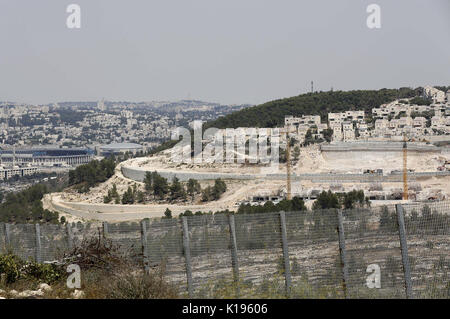 Bethlehem, West Bank, Palästina. 25 Aug, 2017. Bauarbeiter bauen neue Häuser in einer israelischen Siedlung, in einem Dorf in der Westbank, Walajeh, in der Nähe von Bethlehem, am 25. August 2017 Credit: Wisam Hashlamoun/APA-Images/ZUMA Draht/Alamy leben Nachrichten Stockfoto