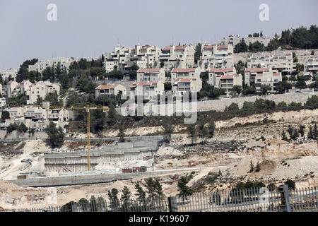 Bethlehem, West Bank, Palästina. 25 Aug, 2017. Bauarbeiter bauen neue Häuser in einer israelischen Siedlung, in einem Dorf in der Westbank, Walajeh, in der Nähe von Bethlehem, am 25. August 2017 Credit: Wisam Hashlamoun/APA-Images/ZUMA Draht/Alamy leben Nachrichten Stockfoto