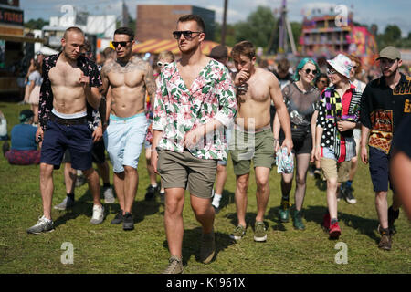 Reading, Großbritannien. 25 Aug, 2017. Festivalbesucher genießen Sie warmen Wetter am 2017 Reading Festival. Foto Datum: Freitag, 25. August 2017. Photo Credit: Roger Garfield/Alamy leben Nachrichten Stockfoto