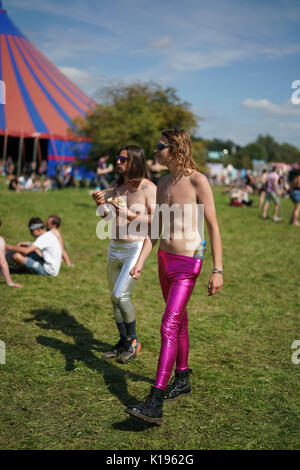 Reading, Großbritannien. 25 Aug, 2017. Festivalbesucher genießen Sie warmen Wetter am 2017 Reading Festival. Foto Datum: Freitag, 25. August 2017. Photo Credit: Roger Garfield/Alamy leben Nachrichten Stockfoto