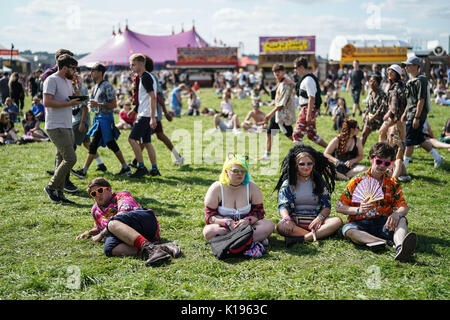 Reading, Großbritannien. 25 Aug, 2017. Festivalbesucher genießen Sie warmen Wetter am 2017 Reading Festival. Foto Datum: Freitag, 25. August 2017. Photo Credit: Roger Garfield/Alamy leben Nachrichten Stockfoto