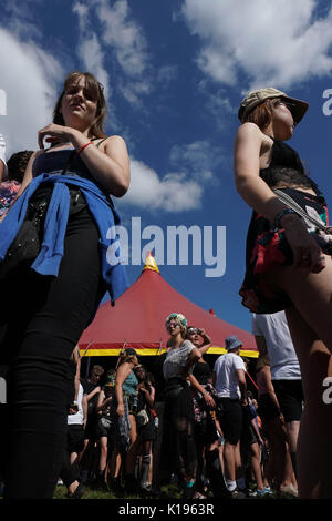 Reading, Großbritannien. 25 Aug, 2017. Festivalbesucher genießen Sie warmen Wetter am 2017 Reading Festival. Foto Datum: Freitag, 25. August 2017. Photo Credit: Roger Garfield/Alamy leben Nachrichten Stockfoto