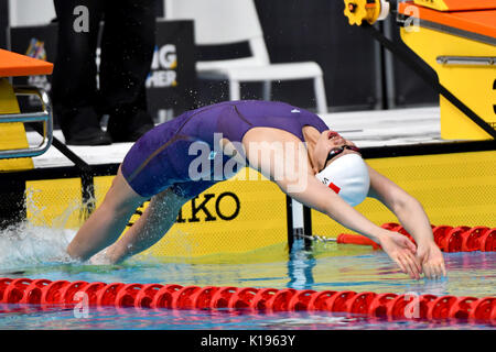 (170825) - KUALA LUMPUR, Aug 25, 2017 (Xinhua) - Thi Anh Vien Nguyen von Vietnam konkurriert während der Frauen 50 m Ruecken endgültig vom Schwimmen im Südostasien (SEA) Spiele in Kuala Lumpur, Malaysia, am 12.08.25., 2017. Thi Anh Vien Nguyen gewann die Goldmedaille mit 29.26 Sekunden. (Xinhua / Chong Voon Chung) Stockfoto