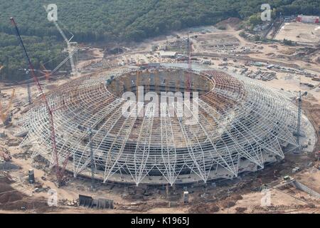 (170825) - SAMARA, Aug 25, 2017 (Xinhua) - Foto am 12.08.24, 2017 zeigt die Samara Arena, die 4 Gruppe während der FIFA WM 2018, in Samara, Russland host Stufen entspricht, und 1 Runde 16. Die Arena hat eine Kapazität von 44395 Personen. Nach Ansicht der Beamten, die Arena wird am 31. Dezember 2017 abgeschlossen sein. (Xinhua / Wu Zhuang) Stockfoto