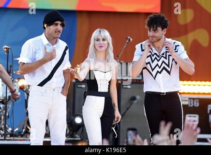 Zac Farro, Hayley Williams, Taylor York auf der Bühne für Good Morning America (GMA) Sommer Konzertreihe mit Paramore, Rumsey Spielfeld im Central Park, New York, NY 26. August 2017. Foto von: Derek Sturm/Everett Collection Stockfoto