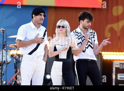 Zac Farro, Hayley Williams, Taylor York auf der Bühne für Good Morning America (GMA) Sommer Konzertreihe mit Paramore, Rumsey Spielfeld im Central Park, New York, NY 26. August 2017. Foto von: Derek Sturm/Everett Collection Stockfoto