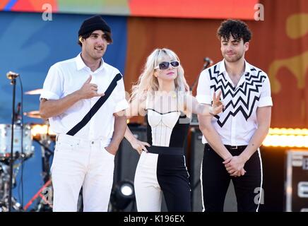 Zac Farro, Hayley Williams, Taylor York auf der Bühne für Good Morning America (GMA) Sommer Konzertreihe mit Paramore, Rumsey Spielfeld im Central Park, New York, NY 26. August 2017. Foto von: Derek Sturm/Everett Collection Stockfoto