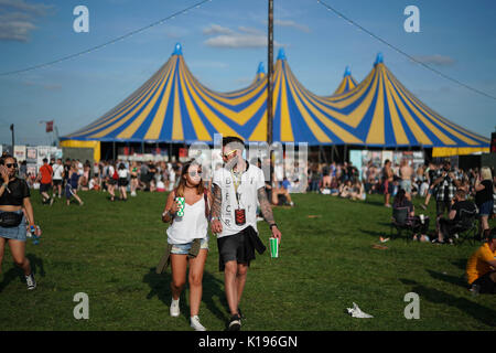 Reading, Großbritannien. 25 Aug, 2017. Festivalbesucher genießen Sie warmen Wetter am 2017 Reading Festival. Foto Datum: Freitag, 25. August 2017. Photo Credit: Roger Garfield/Alamy leben Nachrichten Stockfoto