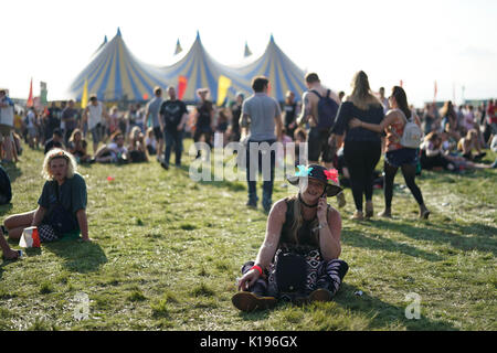 Reading, Großbritannien. 25 Aug, 2017. Festivalbesucher genießen Sie warmen Wetter am 2017 Reading Festival. Foto Datum: Freitag, 25. August 2017. Photo Credit: Roger Garfield/Alamy leben Nachrichten Stockfoto