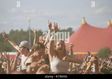 Reading, Großbritannien. 25 Aug, 2017. Festivalbesucher genießen Sie warmen Wetter am 2017 Reading Festival. Foto Datum: Freitag, 25. August 2017. Photo Credit: Roger Garfield/Alamy leben Nachrichten Stockfoto