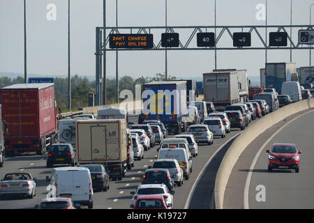 M25, Essex, Großbritannien. 25 August, 2017. Autofahrer in Richtung der QE2 Brücke auf der M25 in Essex leiden Heavy Traffic als Bank Holiday Wochenende beginnt. 25. August 2017 Credit: MARTIN DALTON/Alamy leben Nachrichten Stockfoto