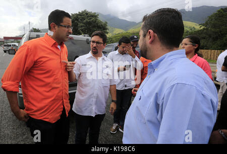 August 25, 2017 - Valencia, Carabobo, Venezuela - Freddy Guevara, (2-L), erster Vizepräsident der Nationalversammlung und venezolanischen Parlament, Gespräche mit Freunden, nachdem er kurz durch die Bolivarianische nationalen Polizei (PNB) am Eingang Maut festgehalten, die bei der Adressierung der Stadt Punto Fijo, in Falcon Zustand. Nach einer Stunde der Aufbewahrung er seine Unterlagen zurück. Und er konnte seine Reise fortsetzen, entscheiden in der Stadt Valencia für politische Aktivitäten zu bleiben. In Valencia, Carabobo Zustand. Foto: Juan Carlos Hernandez (Credit Bild: © Juan Carlos Hernandez über ZUMA Draht) Stockfoto