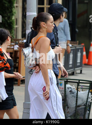 NEW YORK, NY - AUGUST 24: Modell Bella Hadid Spaziergänge im East Village suchen weiße heiße am 24. August 2017 in New York City Stockfoto