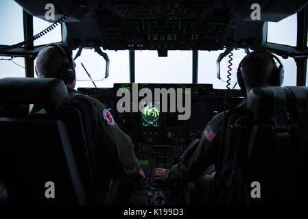 Us Air Force Maj Kendall Dunn und Oberstleutnant Ivan Deroche der 403Rd Flügel Hurricane Hunters, Pilot ein WC-130J Super Hercules Flugzeuge in Hurricane Harvey 24. August 2017 über den Golf von Mexiko. Harvey ist jetzt ein Hurrikan der Kategorie 4 Sturm der texanischen Küste zu schlagen und erhebliche Schäden und Überschwemmungen. Stockfoto