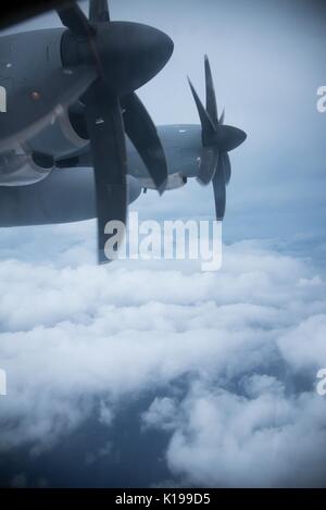 Blick aus dem Fenster als US Air Force WC-130J Super Hercules Flugzeuge aus der Hurrikan Jäger fliegt in Hurricane Harvey 24. August 2017 über den Golf von Mexiko. Harvey ist jetzt ein Hurrikan der Kategorie 4 Sturm der texanischen Küste zu schlagen und erhebliche Schäden und Überschwemmungen. Stockfoto