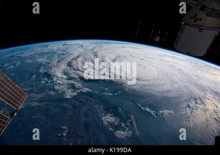 Blick auf massive Hurrikan Harvey von der Internationalen Raumstation als der Sturm auf die Küste von Texas August 25, 2017. Harvey ist jetzt ein Hurrikan der Kategorie 4 Sturm der texanischen Küste zu schlagen und erhebliche Schäden und Überschwemmungen. Stockfoto