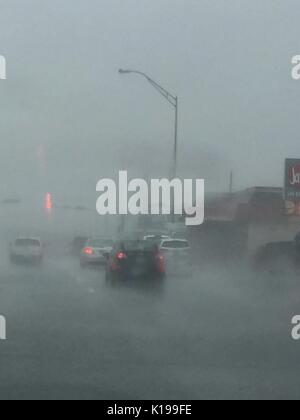 Galveston, Texas, USA. 25 Aug, 2017. Autos fahren im schweren Regen am Seawall Boulevard in Galveston, Texas, USA, Nov. 25, 2017. Hurricane Harvey, der in Richtung der texanischen Küste war, zu den Houston Region der schlimmste Sturm Freitag Nacht bringen, entsprechend dem Nationalen Wetterdienst. Credit: Robert Stanton/Xinhua/Alamy leben Nachrichten Stockfoto