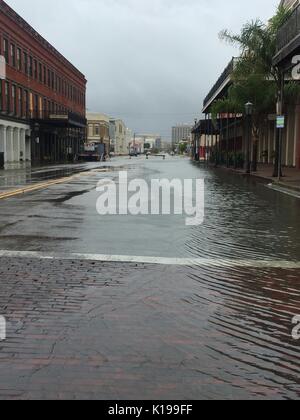 Galveston, Texas, USA. 25 Aug, 2017. Eine Straße ist in Galveston, Texas, USA, Nov. 25, 2017 überflutet. Hurricane Harvey, der in Richtung der texanischen Küste war, zu den Houston Region der schlimmste Sturm Freitag Nacht bringen, entsprechend dem Nationalen Wetterdienst. Credit: Robert Stanton/Xinhua/Alamy leben Nachrichten Stockfoto