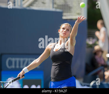 New York, Vereinigte Staaten. 25 Aug, 2017. New York, NY, USA - 25. August 2017: Jana Fett von Kroatien dient beim Qualifikationsspiel gegen Danielle Lao der USA bei US Open 2017 Credit: Lev radin/Alamy leben Nachrichten Stockfoto