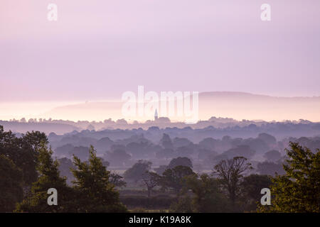 Flintshire, Großbritannien. Mit einem warmen Tag hinter und Clearing Himmel über Flintshire als die Sonne den Horizont und die Beleuchtung der Himmel Rosa über die Cheshire Plain vom Alpenvorland Flintshire zu brechen Stockfoto