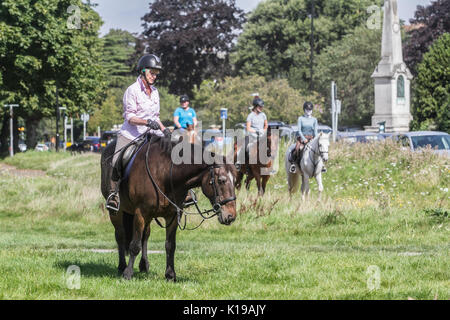 London, Großbritannien. 26 Aug, 2017. Reiter aus dem lokalen stabilen geniessen Sie eine Fahrt in die Sonne auf Wimbledon Common mit warmem Wetter im August Bank Holiday Wochenende vorhergesagt. Credit: Amer ghazzal/Alamy leben Nachrichten Stockfoto