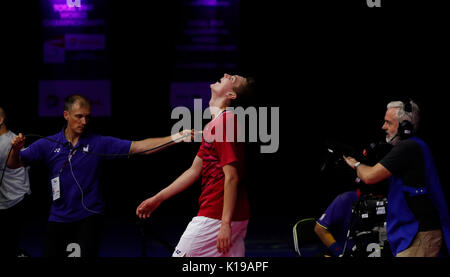 Glasgow, Großbritannien. 26 Aug, 2017. Viktor Axelsen (C) der Dänemark feiert nach den Herren singles im Halbfinale gegen Chen Lange von China bei BWF Badminton World Championships 2017 in Glasgow, Großbritannien, am 12.08.26., 2017. Credit: Han Yan/Xinhua/Alamy leben Nachrichten Stockfoto