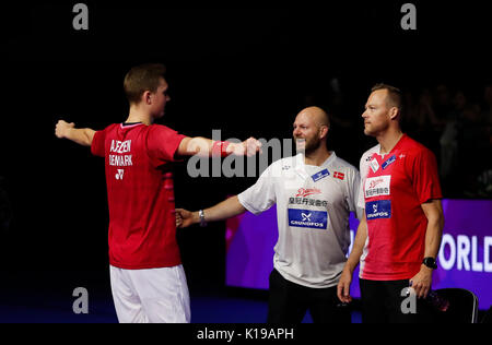 Glasgow, Großbritannien. 26 Aug, 2017. Viktor Axelsen (L) von Dänemark feiert nach den Herren singles im Halbfinale gegen Chen Lange von China bei BWF Badminton World Championships 2017 in Glasgow, Großbritannien, am 12.08.26., 2017. Credit: Han Yan/Xinhua/Alamy leben Nachrichten Stockfoto