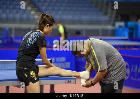 (170826) - Tianjin, Aug 26, 2017 (Xinhua) - Ding Ning (L) besucht eine Schulung, Vorbereitung auf die Tischtennis Spiel in der 13. Chinesischen Nationalen Spiele in North China Tianjin Gemeinde, 26.08.2017. (Xinhua/Bai Yu) Stockfoto