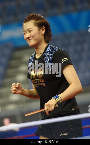 (170826) - Tianjin, Aug 26, 2017 (Xinhua) - Ding Ning besucht eine Schulung, Vorbereitung auf die Tischtennis Spiel in der 13. Chinesischen Nationalen Spiele in North China Tianjin Gemeinde, 26.08.2017. (Xinhua/Bai Yu) Stockfoto