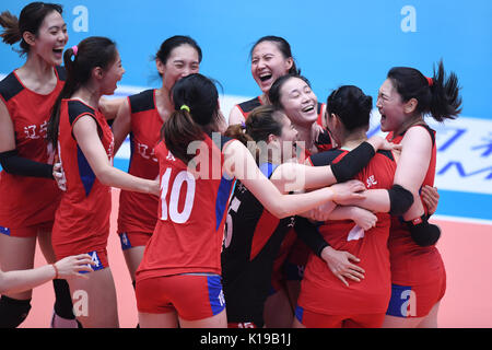 (170826) - Tianjin, Aug 26, 2017 (Xinhua) - die Spieler von Liaoning Feiern nach dem Gewinn der Viertelfinalegleichen der Frauen volleyball zwischen Liaoning und Fujian auf der 13. Chinesischen Nationalen Spiele in North China Tianjin Gemeinde, 26.08.2017. (Xinhua/Huang Zongzhi) Stockfoto