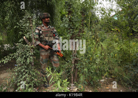 (170826) - SRINAGAR, Aug 26, 2017 (Xinhua) - die indische Armee trooper wacht in der Nähe eines laufenden schießerei nach militanten Polizei Linien an Pulwama stürmten, ca. 28 km südlich von Srinagar Stadt, die Hauptstadt des Indischen-kontrollierten Kashmir, 26.08.2017. Ein Polizist und zwei paramilitärischen troopers von Indiens zentrale Reserve Polizei (Crpf) wurden Samstag getötet in einer laufenden militanten Angriff auf Polizei Linien in unruhigen indischen Teil Kaschmirs gesteuert, sagte die Polizei. Während der ersten Angriff einen Polizisten und drei CRPF Personal wurden verletzt. (Xinhua / Javed Dar) (swt) Stockfoto