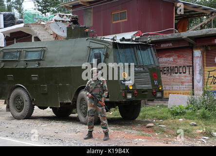 (170826) - SRINAGAR, Aug 26, 2017 (Xinhua) - Indische Armee troopers stand Guard in der Nähe eines laufenden schießerei nach militanten Polizei Linien an Pulwama stürmten, ca. 28 km südlich von Srinagar Stadt, die Hauptstadt des Indischen-kontrollierten Kashmir, 26.08.2017. Ein Polizist und zwei paramilitärischen troopers von Indiens zentrale Reserve Polizei (Crpf) wurden Samstag getötet in einer laufenden militanten Angriff auf Polizei Linien in unruhigen indischen Teil Kaschmirs gesteuert, sagte die Polizei. Während der ersten Angriff einen Polizisten und drei CRPF Personal wurden verletzt. (Xinhua / Javed Dar) (swt) Stockfoto