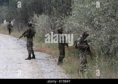 (170826) - SRINAGAR, Aug 26, 2017 (Xinhua) - Indische Armee troopers stand Guard in der Nähe eines laufenden schießerei nach militanten Polizei Linien an Pulwama stürmten, ca. 28 km südlich von Srinagar Stadt, die Hauptstadt des Indischen-kontrollierten Kashmir, 26.08.2017. Ein Polizist und zwei paramilitärischen troopers von Indiens zentrale Reserve Polizei (Crpf) wurden Samstag getötet in einer laufenden militanten Angriff auf Polizei Linien in unruhigen indischen Teil Kaschmirs gesteuert, sagte die Polizei. Während der ersten Angriff einen Polizisten und drei CRPF Personal wurden verletzt. (Xinhua / Javed Dar) (swt) Stockfoto