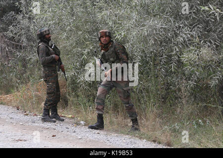 (170826) - SRINAGAR, Aug 26, 2017 (Xinhua) - Indische Armee troopers stand Guard in der Nähe eines laufenden schießerei nach militanten Polizei Linien an Pulwama stürmten, ca. 28 km südlich von Srinagar Stadt, die Hauptstadt des Indischen-kontrollierten Kashmir, 26.08.2017. Ein Polizist und zwei paramilitärischen troopers von Indiens zentrale Reserve Polizei (Crpf) wurden Samstag getötet in einer laufenden militanten Angriff auf Polizei Linien in unruhigen indischen Teil Kaschmirs gesteuert, sagte die Polizei. Während der ersten Angriff einen Polizisten und drei CRPF Personal wurden verletzt. (Xinhua / Javed Dar) (swt) Stockfoto