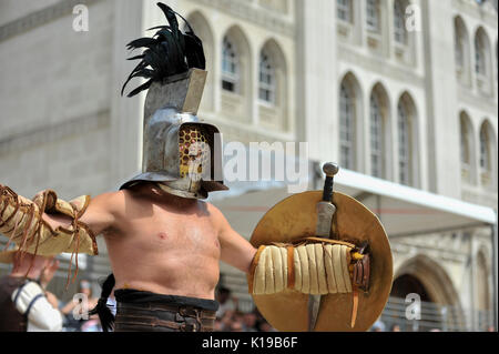 London, Großbritannien. 26. August 2017. Mitglieder der Brittania Re-enactment-Gruppe auf Gladiator Spiele in Guildhall Hof, der Website des Londoner nur römische Amphitheater. Live bekämpfen und Geschichtsunterricht bringt Unterhaltung und Bildung der Öffentlichkeit über die August Bank Holiday Wochenende. Credit: Stephen Chung/Alamy leben Nachrichten Stockfoto