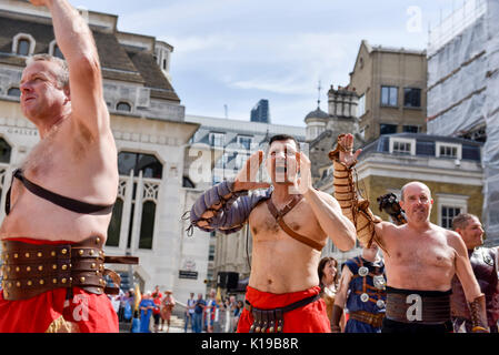 London, Großbritannien. 26 Aug, 2017. Mitglieder der Brittania Re-enactment Group gekleidet, wie Gladiatoren in der arena für Gladiatoren Spiele in Guildhall Hof ankommen, die Website des Londoner nur römische Amphitheater. Live bekämpfen und Geschichtsunterricht bringt Unterhaltung und Bildung der Öffentlichkeit über die August Bank Holiday Wochenende. Credit: Stephen Chung/Alamy leben Nachrichten Stockfoto