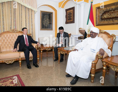 (170826) - KHARTUM, Aug 26, 2017 (Xinhua) - chinesische Vizepremier Zhang Jaili trifft sich mit den sudanesischen Präsidenten Omar al-Bashir in Khartum, Sudan, Aug 25., 2017. (Xinhua / Wang Ye) (wyl) Stockfoto