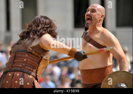 London, Großbritannien. 26 Aug, 2017. Mitglieder der Brittania Re-enactment-Gruppe auf Gladiator Spiele in Guildhall Hof, der Website des Londoner nur römische Amphitheater. Live bekämpfen und Geschichtsunterricht bringt Unterhaltung und Bildung der Öffentlichkeit über die August Bank Holiday Wochenende. Credit: Stephen Chung/Alamy leben Nachrichten Stockfoto