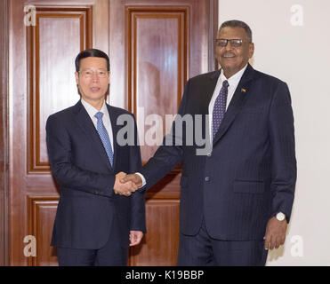 (170826) - KHARTUM, Aug 26, 2017 (Xinhua) - chinesische Vizepremier Zhang Jaili trifft sich mit den sudanesischen Ersten Vizepräsidenten und Premierminister Hassan Saleh Bakri in Khartum, Sudan, Aug 25., 2017. (Xinhua / Gao Jie) (wyl) Stockfoto