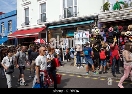 Portobello Road London, UK. 26 Aug, 2017. Blauer Himmel über der berühmten Portobello Market in London Quelle: Keith Larby/Alamy leben Nachrichten Stockfoto