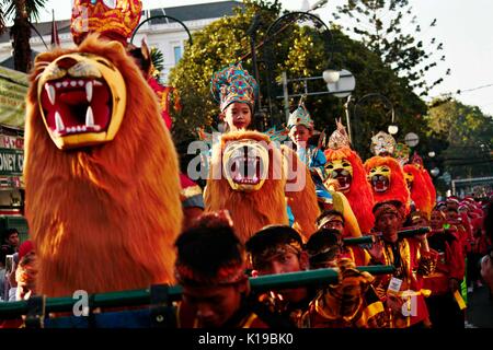 Bandung, Indonesien. 26 Aug, 2017. Menschen während einer Karnevals Tag der Unabhängigkeit in Bandung, West Java, Indonesien, am 12.08.26, 2017 zu feiern. Credit: Banyu Biru/Xinhua/Alamy leben Nachrichten Stockfoto